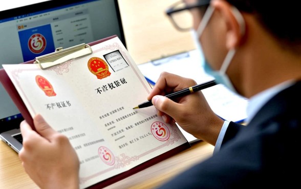 房产抵押贷款房产证要押在银行吗