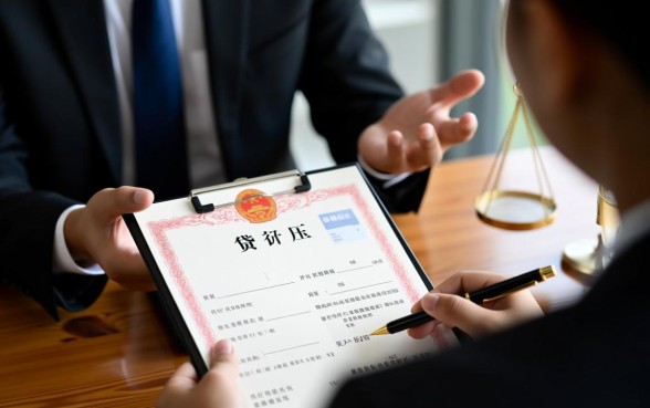 买房贷款房产证是压给银行吗